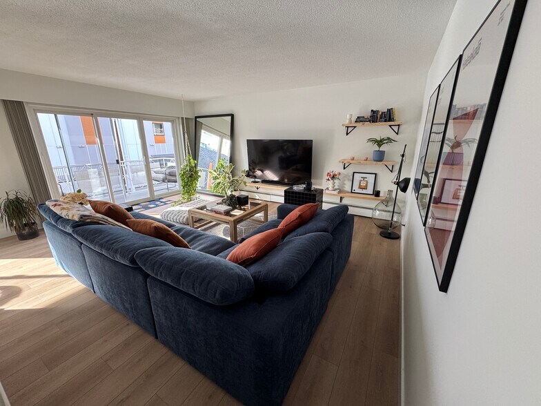 More Photos Of 1880 Pandosy St, Kelowna Apartments For Sale