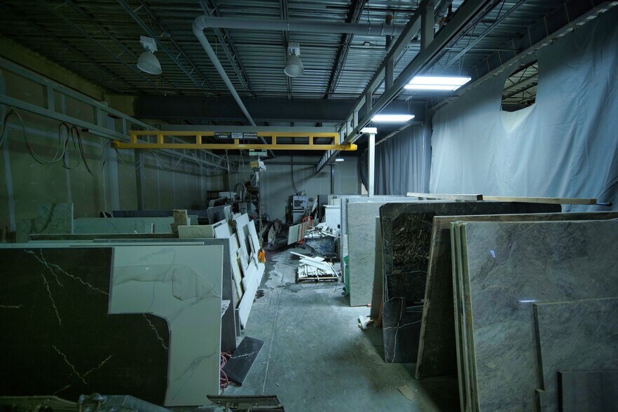 More Photos Of 310-350 Rue Ness, Montréal Light Distribution For Lease