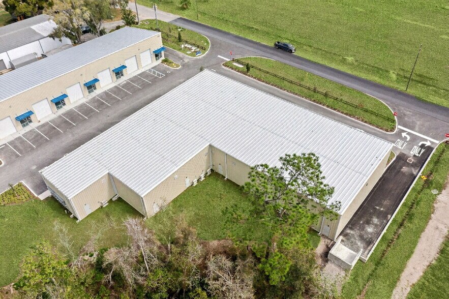 More Photos Of 7120 Sampey Rd, Groveland Business Park For Lease