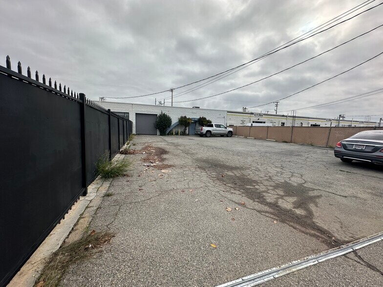 More Photos Of 9036 Owensmouth Ave, Canoga Park Manufacturing For Lease