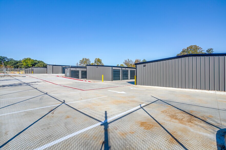 More Photos Of 1321 Kerry ln, Azle Industrial For Sale