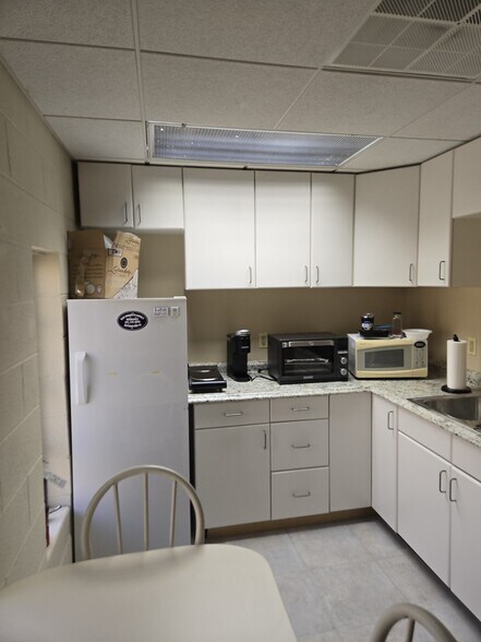 More Photos Of 190 Parish Dr, Wayne Office For Lease