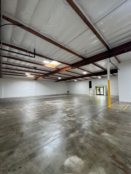 More Photos Of 10635-10665 W Vanowen St, Burbank Manufacturing For Lease