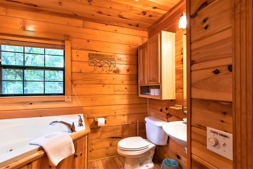 More Photos Of 15695 Highway 187, Eureka Springs Hotel For Sale