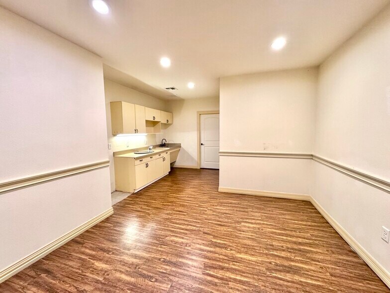 More Photos Of 101 S US Highway 75, Denison Medical For Lease