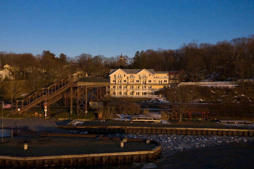 More Photos Of 4 Grinnell St, Rhinecliff Hotel For Lease