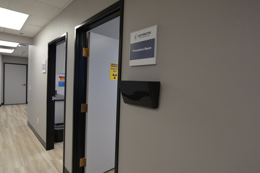 More Photos Of 10503 W Thunderbird Blvd, Sun City Medical For Lease