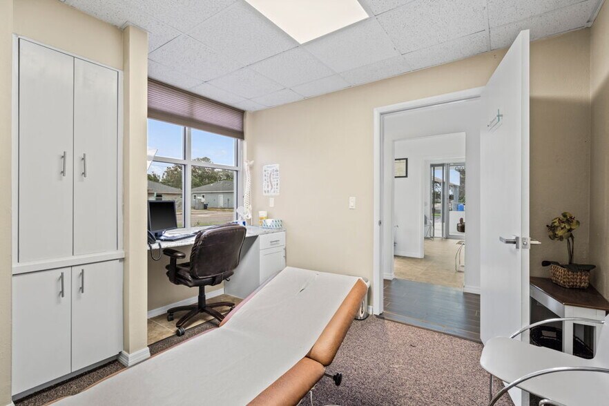More Photos Of 3800 26th St W, Bradenton Medical For Sale