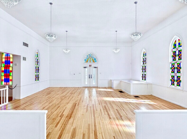 More Photos Of 407 Jacob St, Saint Jacob Specialty For Sale