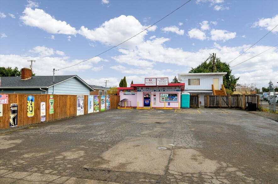 More Photos Of 1279 35th St, Springfield Storefront Retail Residential For Sale