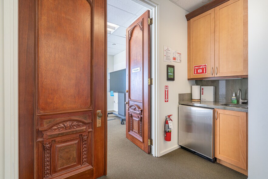 More Photos Of 4540 SW Kelly Ave, Portland Office For Sale