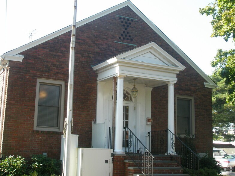 Primary Photo Of 240-242 Lincoln Pl, Westbury Office For Sale