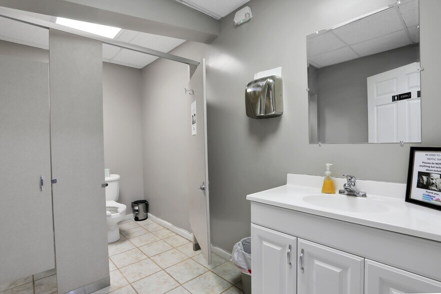 More Photos Of 3787 Old Middleburg Rd, Jacksonville Office For Sale