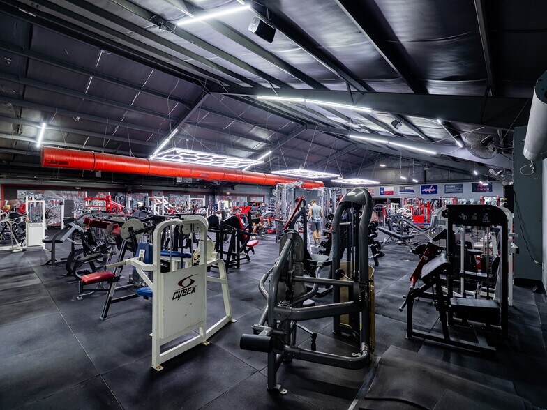 More Photos Of 321 S Persimmon St, Tomball Manufacturing For Lease