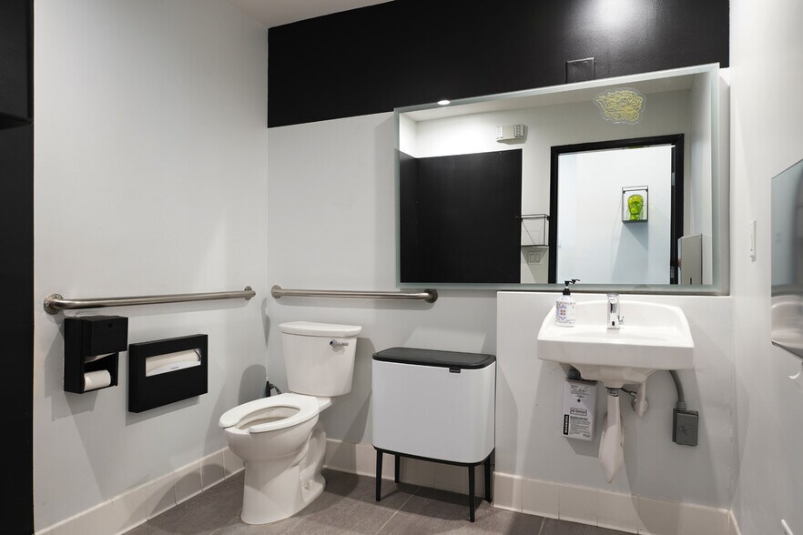 More Photos Of 353 S Palm Canyon Dr, Palm Springs Medical For Sale