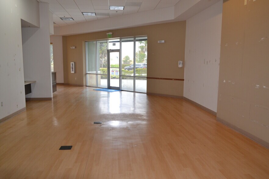 More Photos Of 17966 N Tamiami Trl, North Fort Myers Storefront Retail Office For Lease