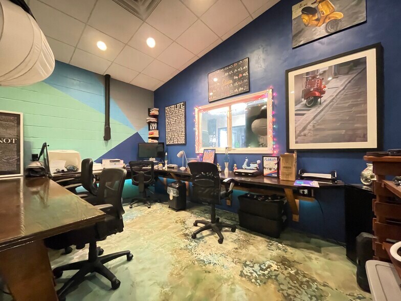 More Photos Of 633 NW 13th St, Gainesville General Retail For Sale