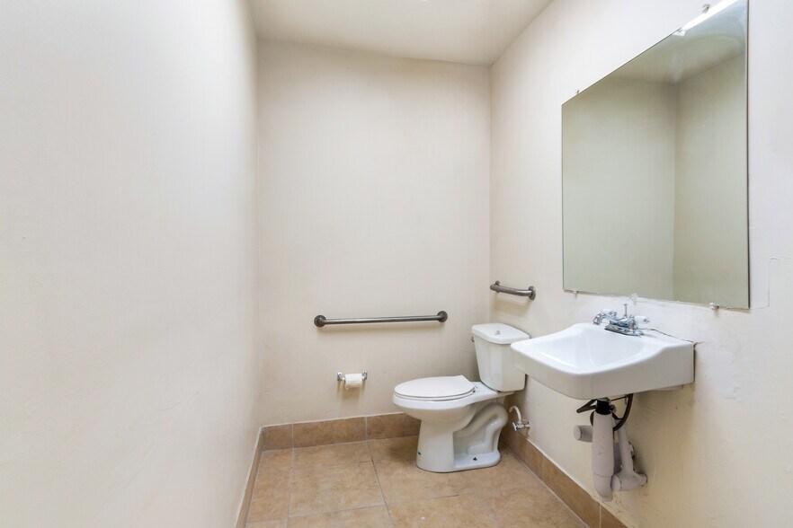 More Photos Of 947 W Ramsey St, Banning Freestanding For Sale