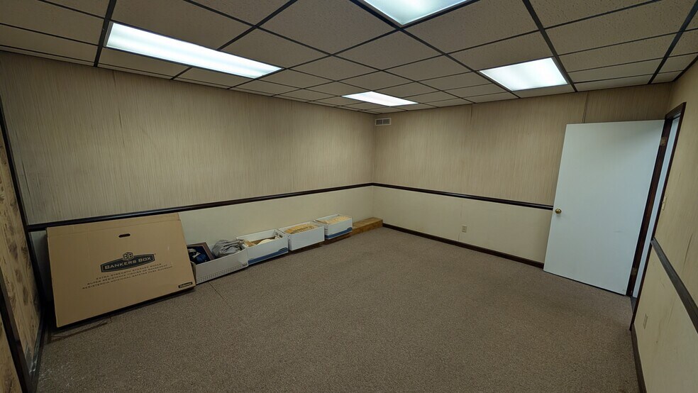 More Photos Of 11 W National Ave, Brazil Office For Sale