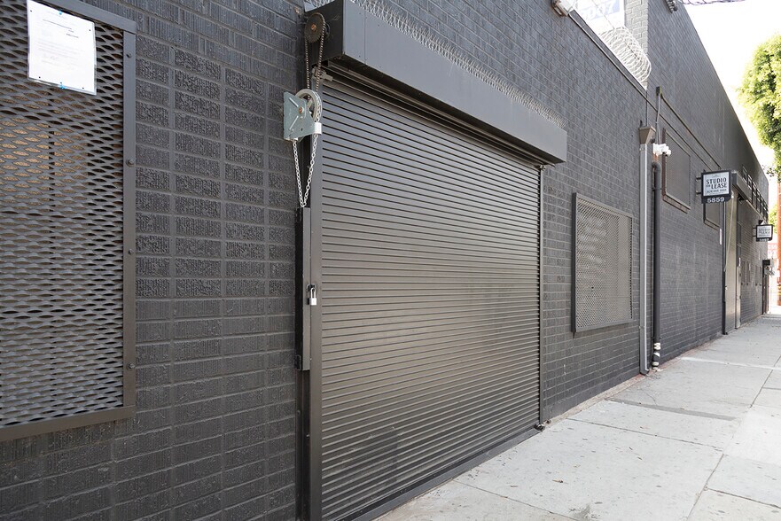 More Photos Of 1458 E 58th Pl, Los Angeles Showroom For Lease