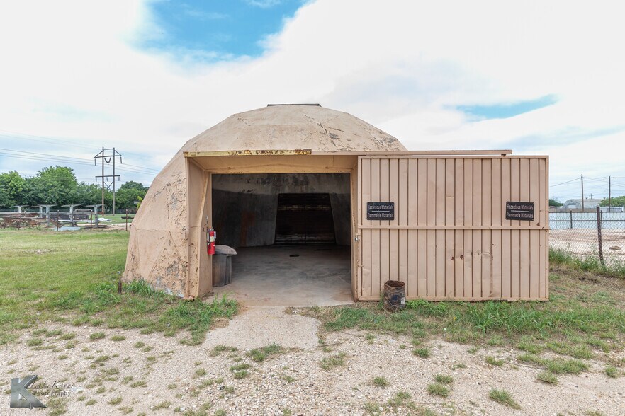 More Photos Of 2024 Oak St st, Abilene Manufacturing For Sale