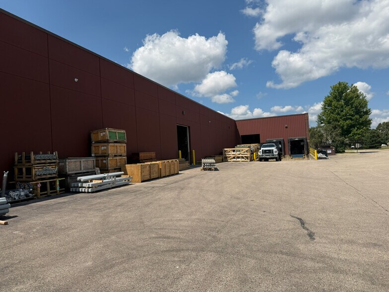 More Photos Of 4901 Prime Pky, McHenry Warehouse For Sale