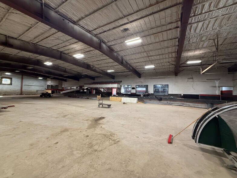 More Photos Of 2020 Saturn Rd, Garland Freestanding For Sale