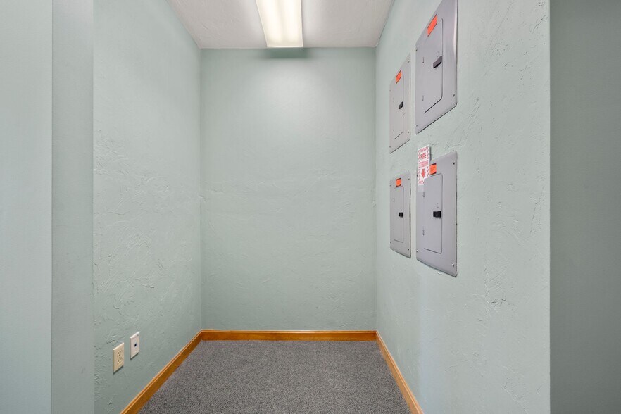 More Photos Of 4-6 Barlows Landing Rd, Pocasset Storefront Retail Office For Sale