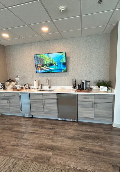 More Photos Of 107 Audubon Rd, Wakefield Office For Lease