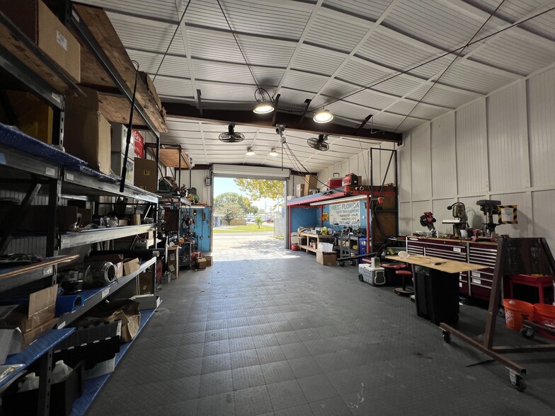 More Photos Of 4765 Spring Ave, Clearwater Manufacturing For Sale