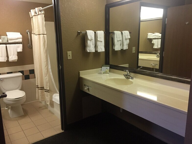 More Photos Of 515 W Water St, Fayette Hotel For Sale
