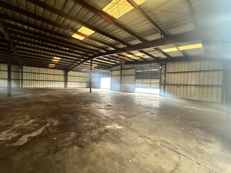 More Photos Of 3876 Bengert St, Orlando Warehouse For Lease