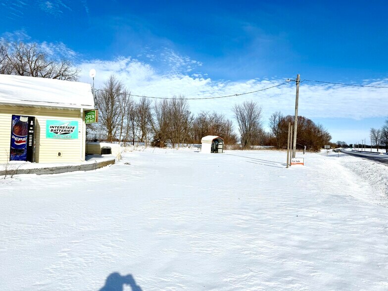 More Photos Of 18845 IL-54, De Witt General Retail For Sale