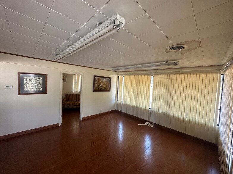 More Photos Of 39 Triangle St, Martin Bank For Lease