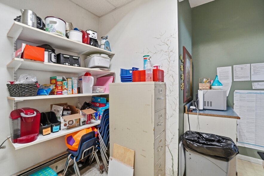 More Photos Of 213 N Broadway St, Spencerville Flex For Sale