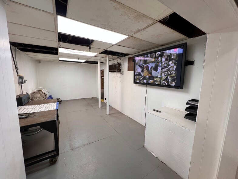 More Photos Of 19-29 Lafayette St, Hartford Distribution For Sale