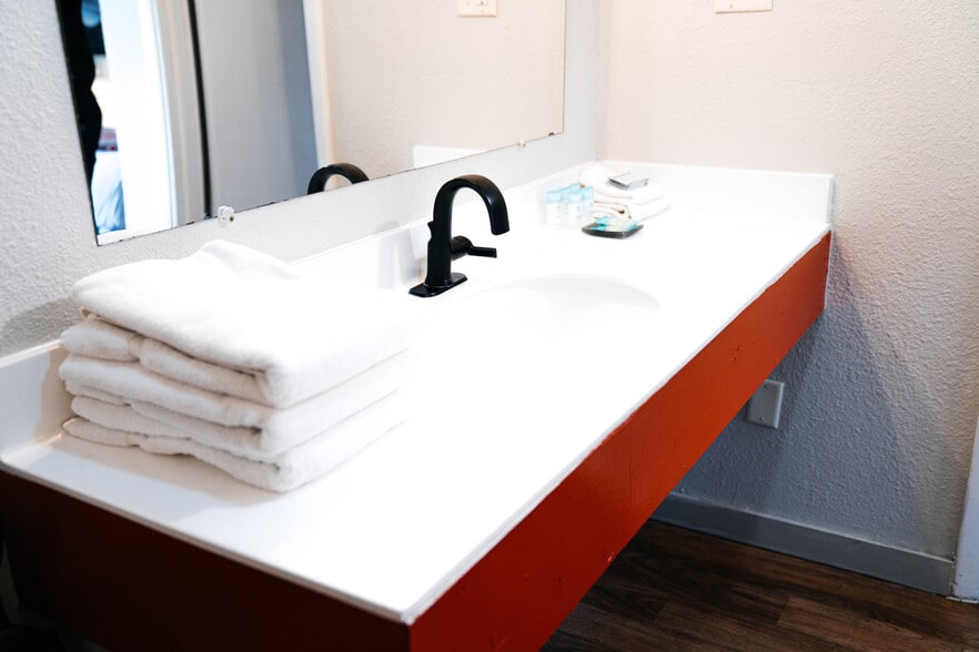 More Photos Of 525 W Rainbow Blvd, Salida Hotel For Sale