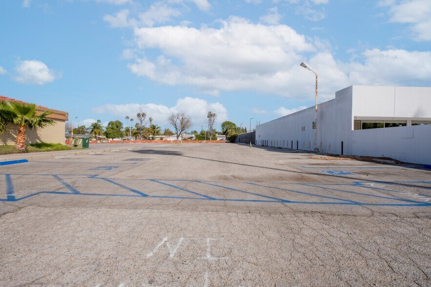 More Photos Of 16955 Sherman Way, Van Nuys Freestanding For Lease