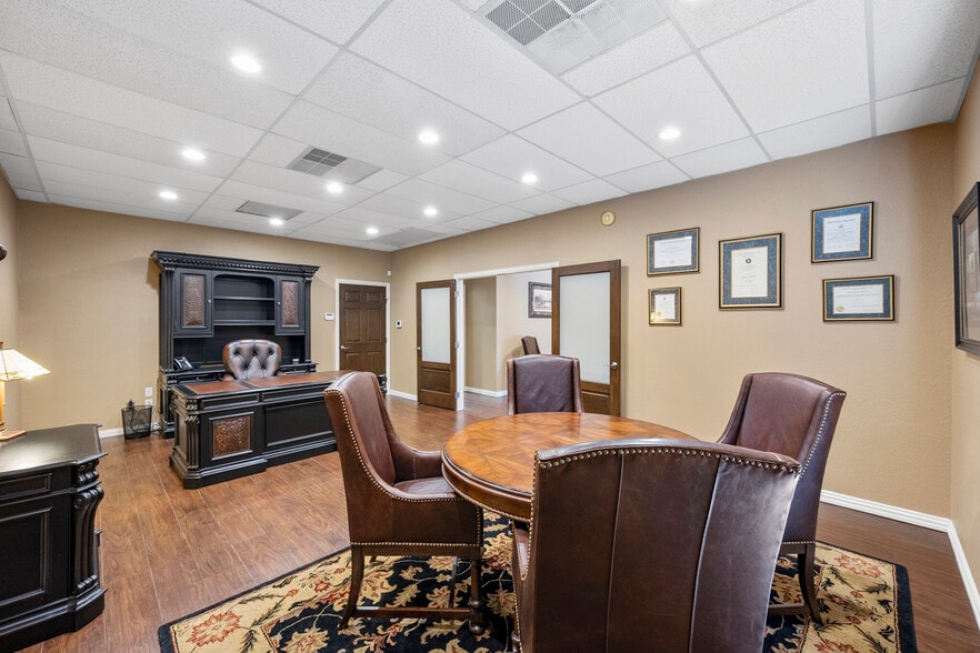 More Photos Of 2313 Roosevelt Dr, Dwg Office For Sale