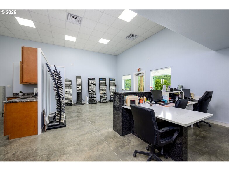 More Photos Of 161 Heritage Way, Roseburg Light Manufacturing For Sale