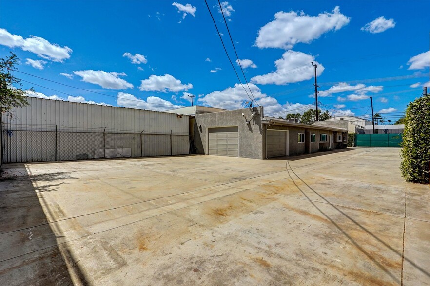 More Photos Of 7448 Deering Ave, Canoga Park Industrial For Sale