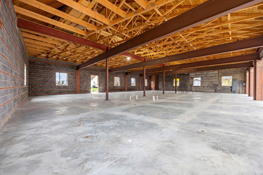 More Photos Of 156 Washington, Harrisonburg Light Distribution For Lease