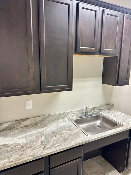 More Photos Of 633 E Fernhurst Dr, Katy Medical For Lease