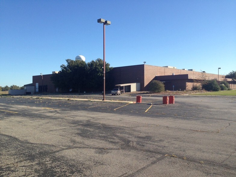 More Photos Of 711 W 9th St, Hobart Manufacturing For Lease