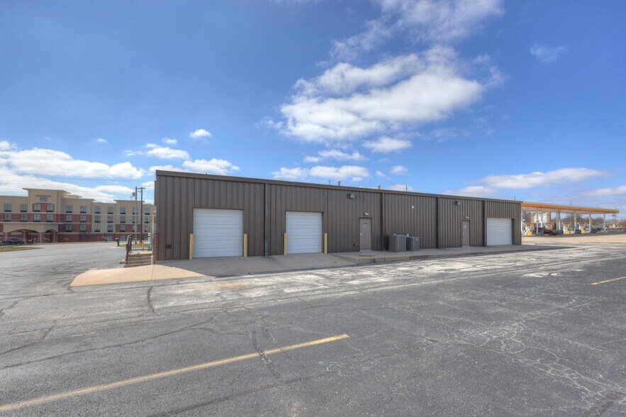 More Photos Of 2715 E 32nd St, Joplin Office For Lease