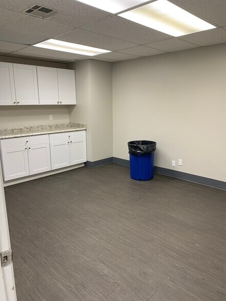 More Photos Of 10308 State Line Rd, Leawood Office For Lease