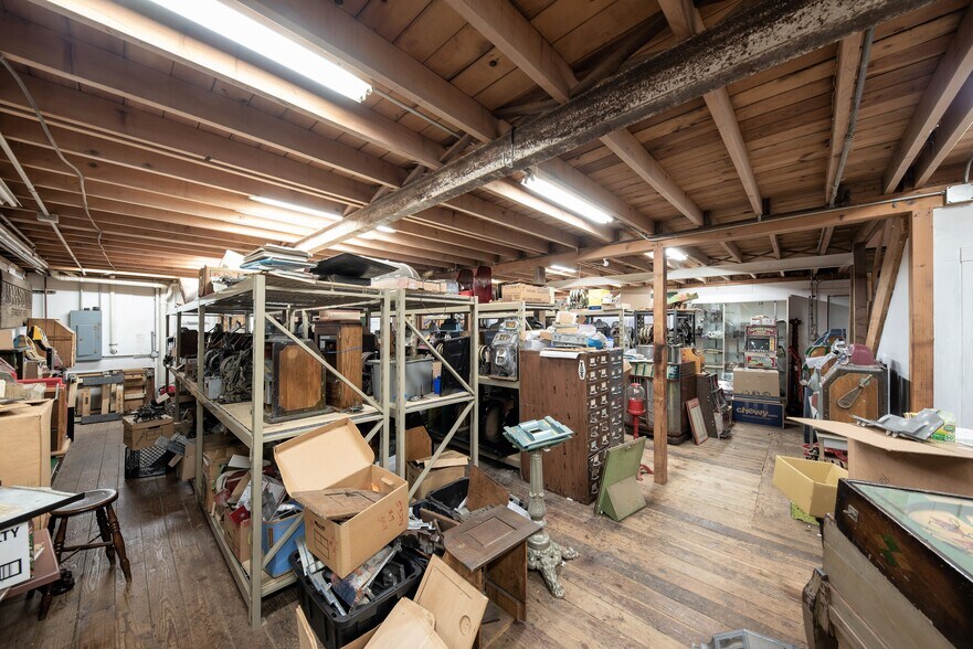 More Photos Of 890 Lake Ave, Woodstock General Retail For Sale