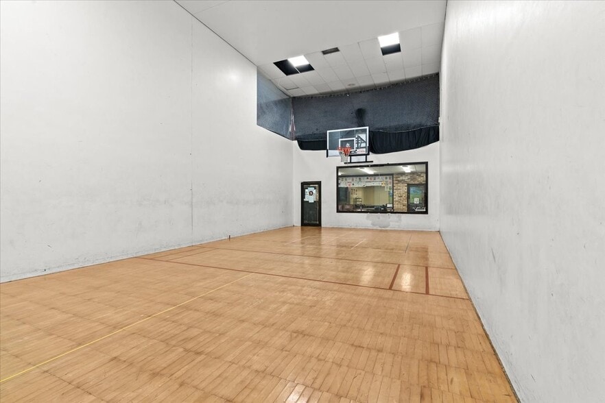 More Photos Of 2140 Fairway Dr, Davison Sports And Entertainment For Sale