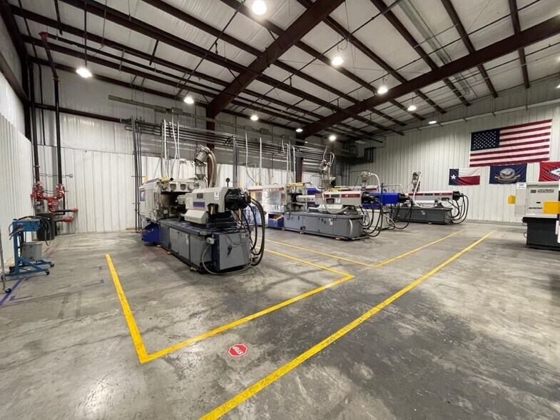 More Photos Of 190 Finegan dr, Del Rio Distribution For Sale