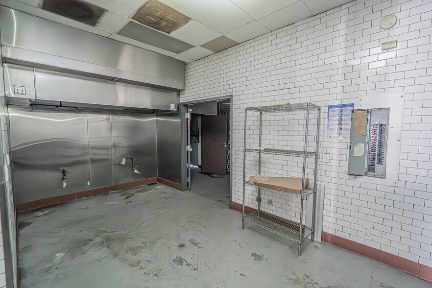 More Photos Of 1901 S Alameda St, Los Angeles General Retail For Sale